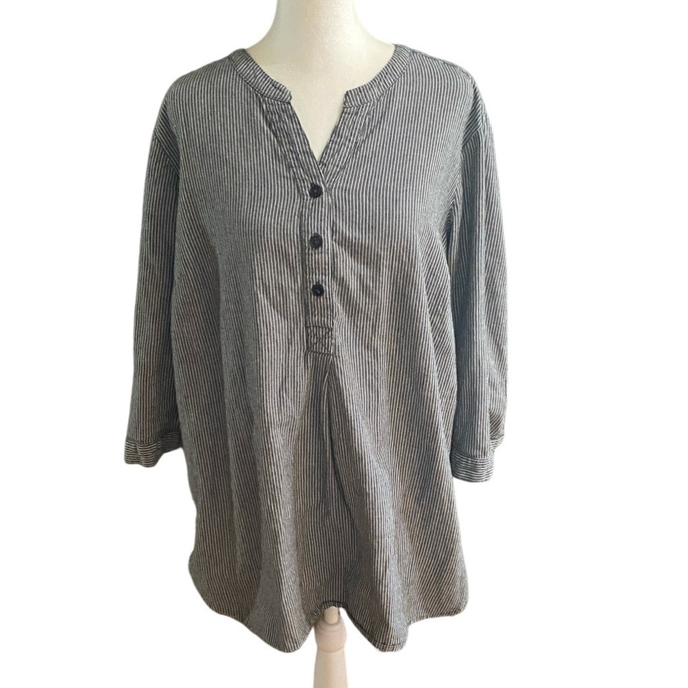 Ellos Gray and White Vertical Striped 1/4 Button Shirt. Size 16/18 (L). Pullover